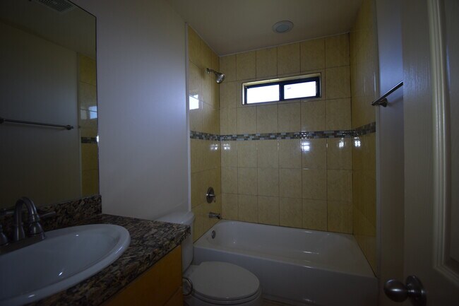 Building Photo - 1402 W Carmen Ave