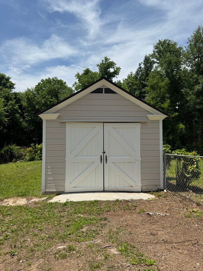 Building Photo - Renovated 3/2.5 House with bonus room in South Rome- $1,795