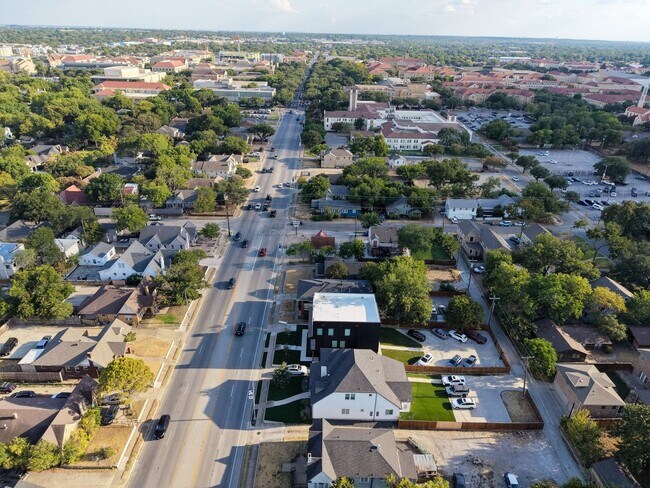 Building Photo - 2554 S University Dr