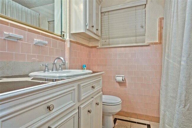 Building Photo - 4810 Saxon St