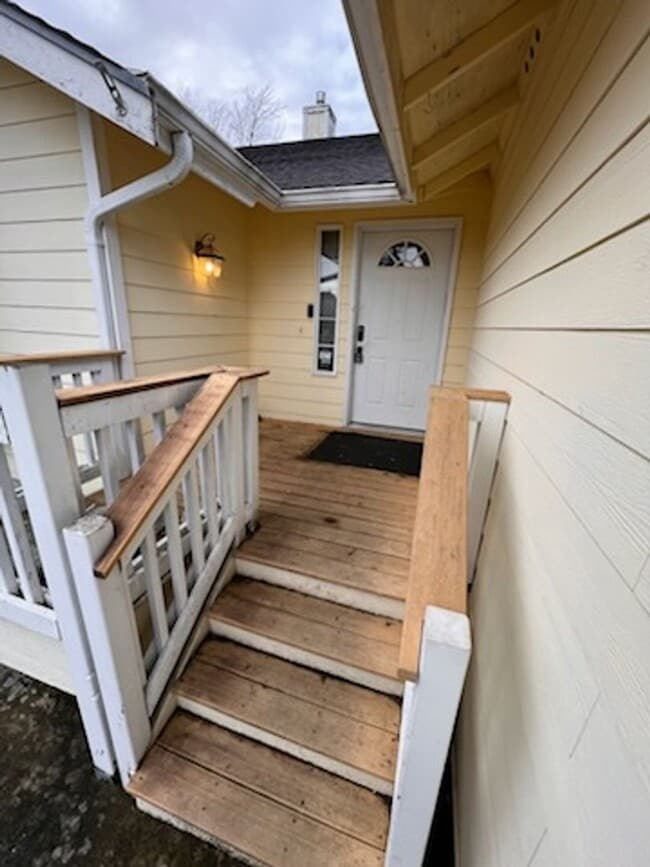 Building Photo - Lake Louise Gem