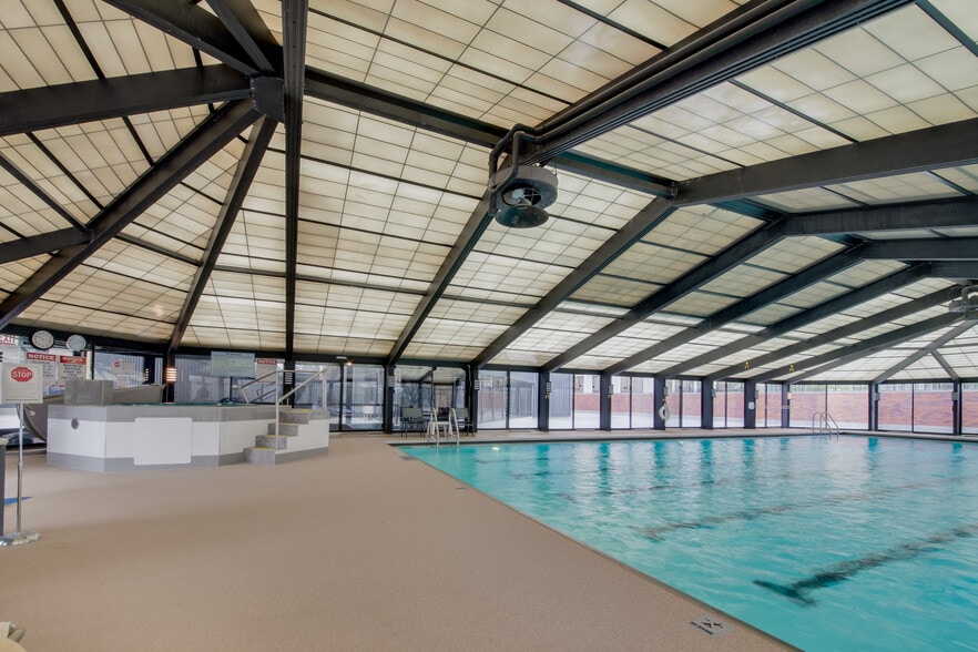 Building Photo - 5415 N Sheridan Rd