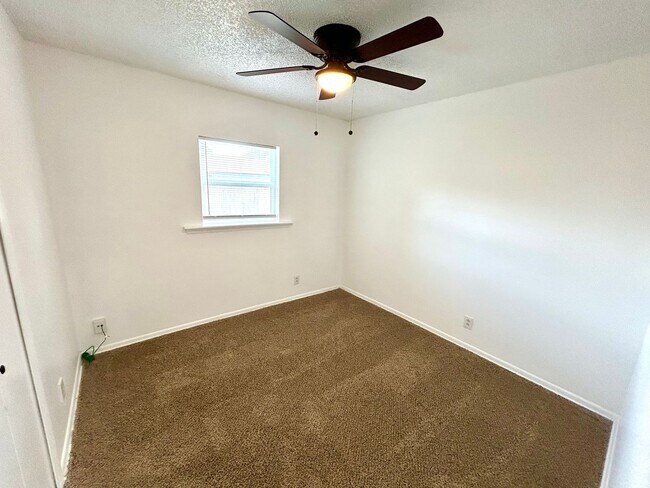 Building Photo - *COMING SOON* 3BR/2BA with Fireplace & 2-Car Garage!