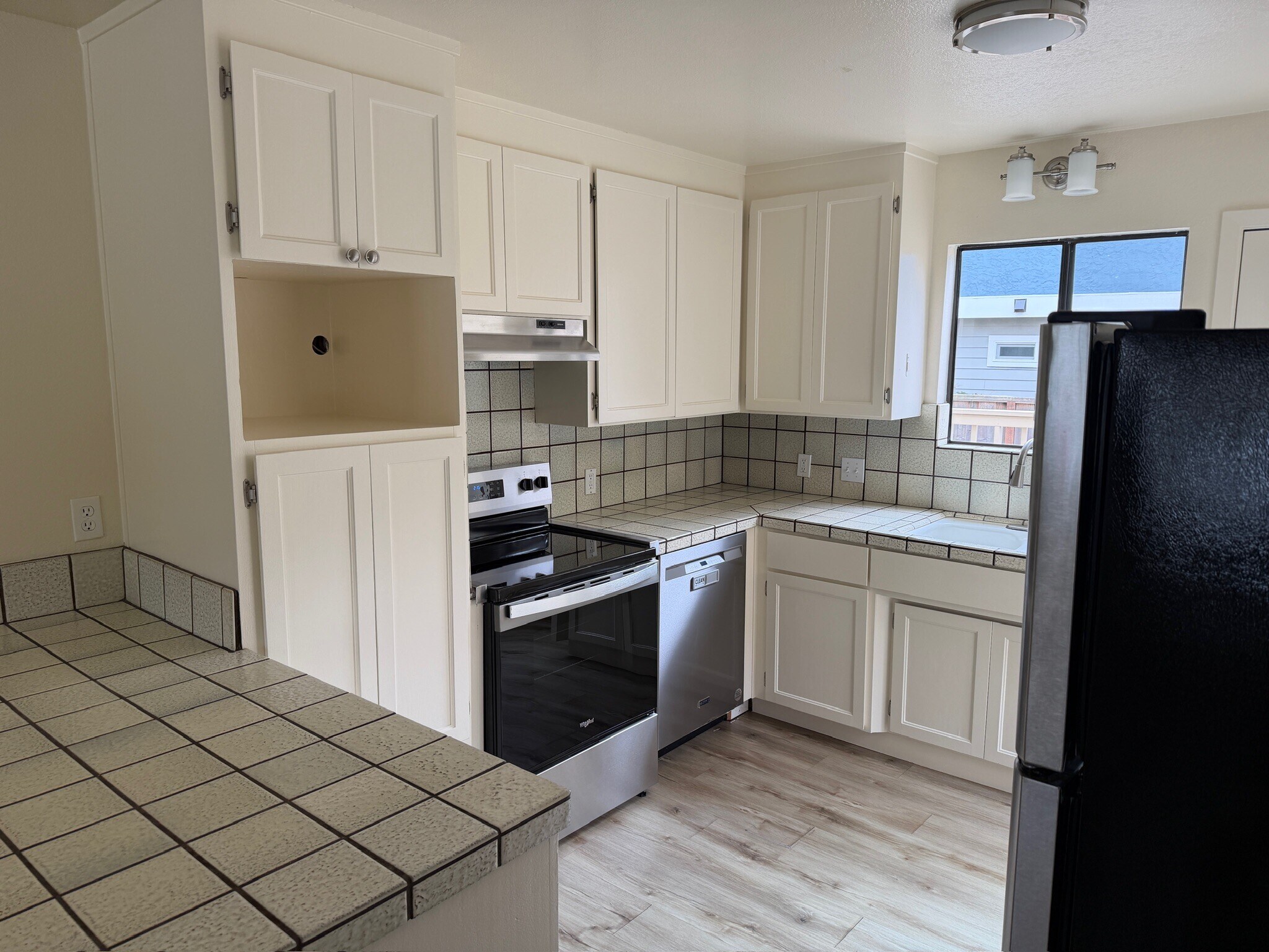 Building Photo - 2069 Dolphin Dr