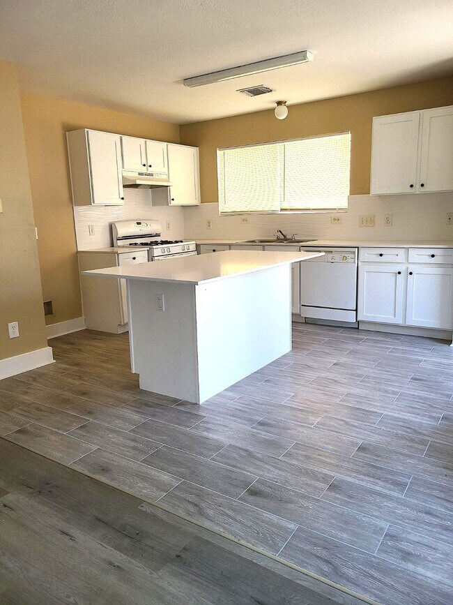 Primary Photo - 15835 W Park Ct