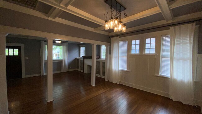 Building Photo - Charming Fairmount Bungalow