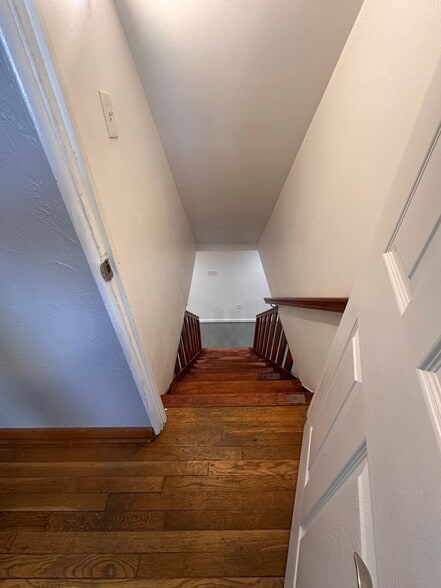 Building Photo - 206 Valley Vale Dr