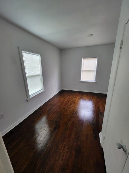 Building Photo - 1000 N Poplar St