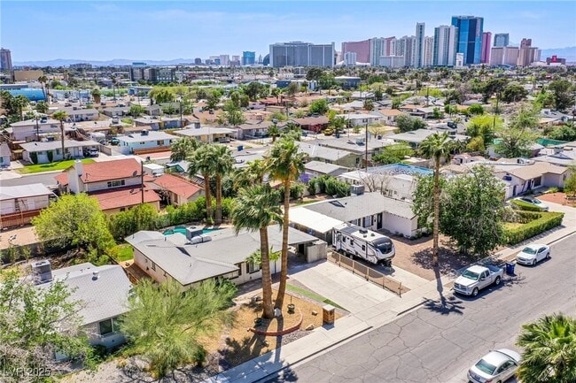 Building Photo - 1046 E Hassett Ave