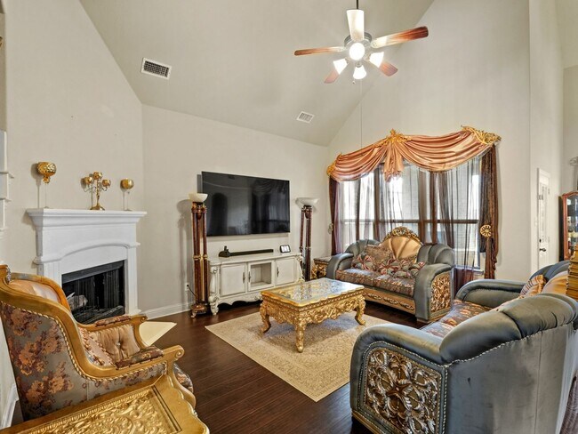 Building Photo - 5 Bedroom Single Family in Heartland