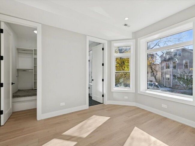 Building Photo - 2818 W Fletcher St