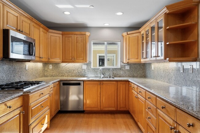 Building Photo - Spacious detached townhome available in So...