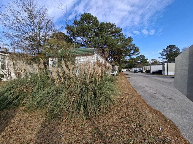 Building Photo - 1925 Bacons Bridge Rd