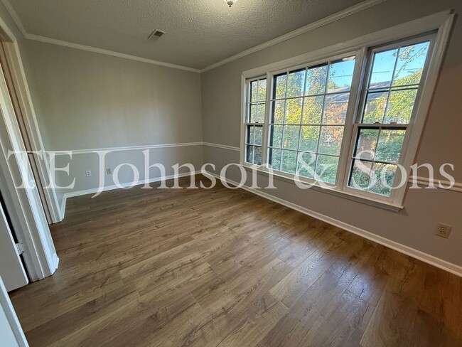 Building Photo - Charming 2-Bedroom with Fireplace & Modern...