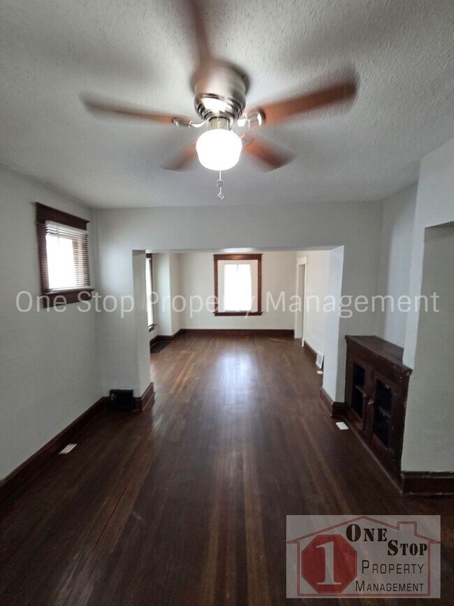 Building Photo - Spacious 3 bedroom/ 2 bathroom in Kansas City!
