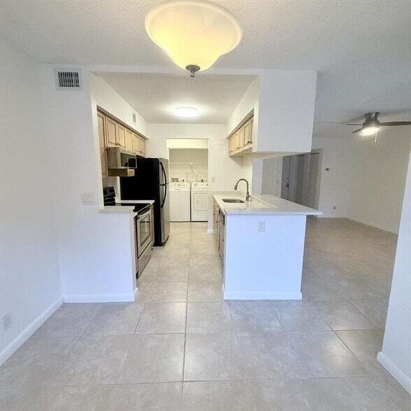 Building Photo - 9955 Westview Dr