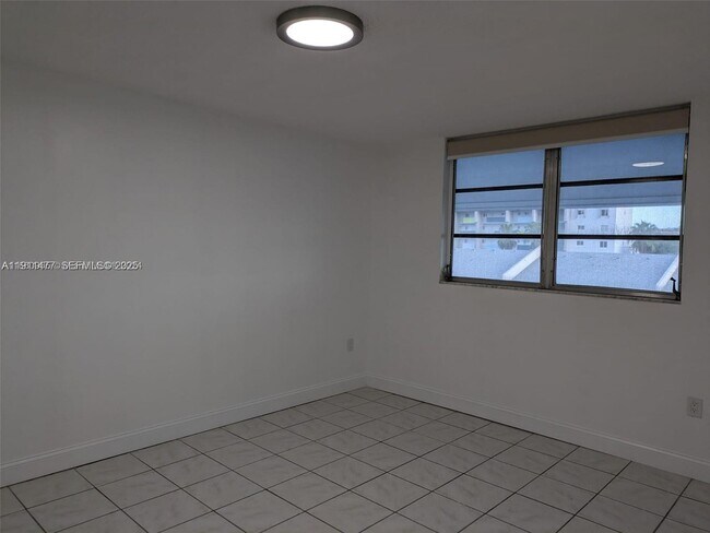 Building Photo - 3550 NE 169th St