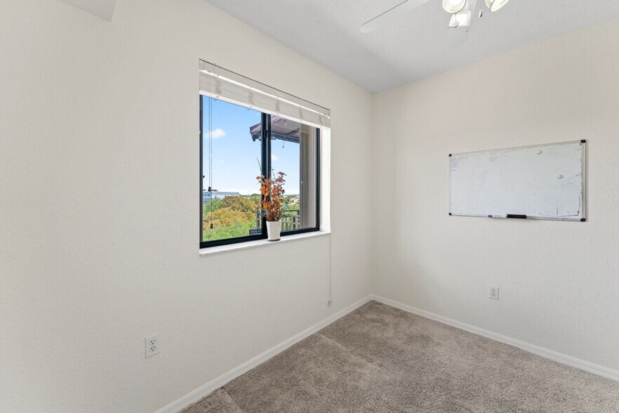 Building Photo - 9340 Fontainebleau Blvd