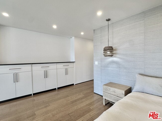 Building Photo - 999 N Doheny Dr