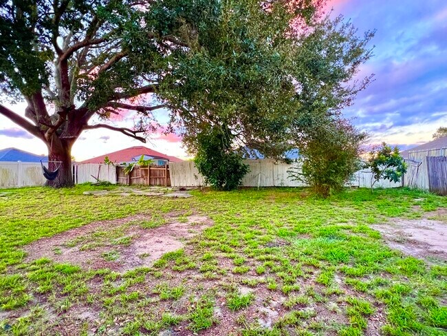 Building Photo - Spacious 3 bedroom 2 bath 2 car garage hom...