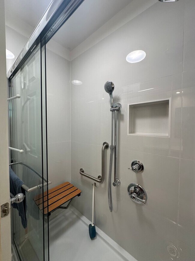 Building Photo - Two Bedroom in Great Location!
