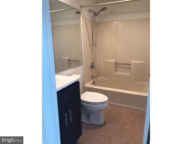 Building Photo - 5215 Le Parc Dr