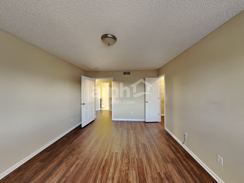 Building Photo - 4096 Netherland St