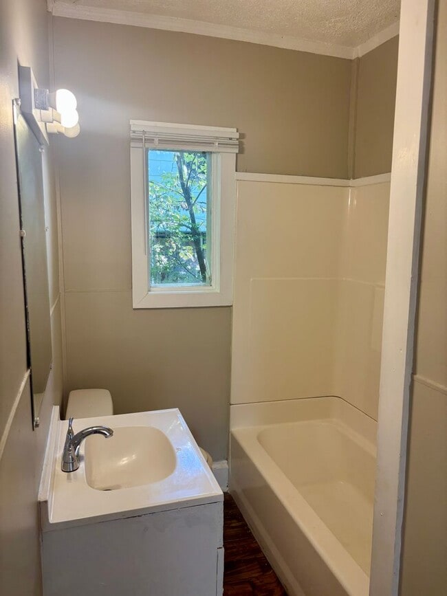 Building Photo - 389 Hodges St