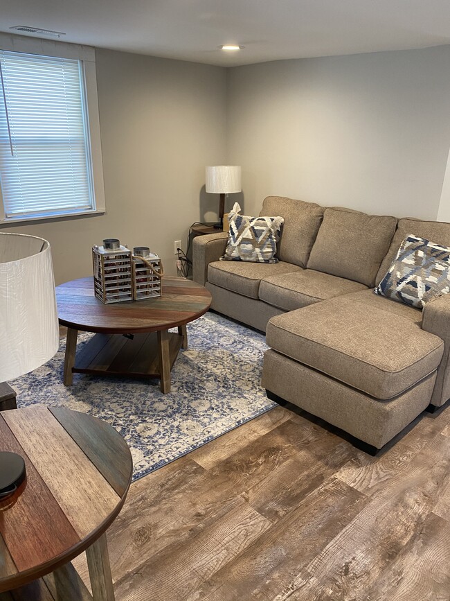 Sitting room - 565 pennington ave