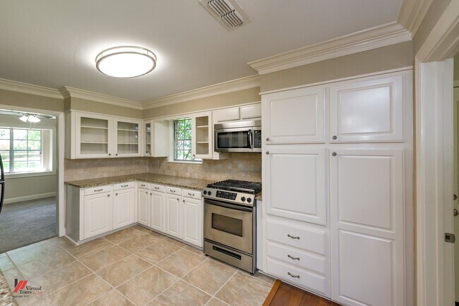 Building Photo - 656 Albemarle Dr