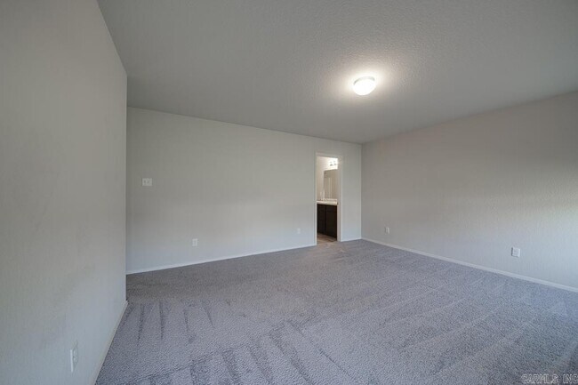 Building Photo - 17 Saunder Dr N