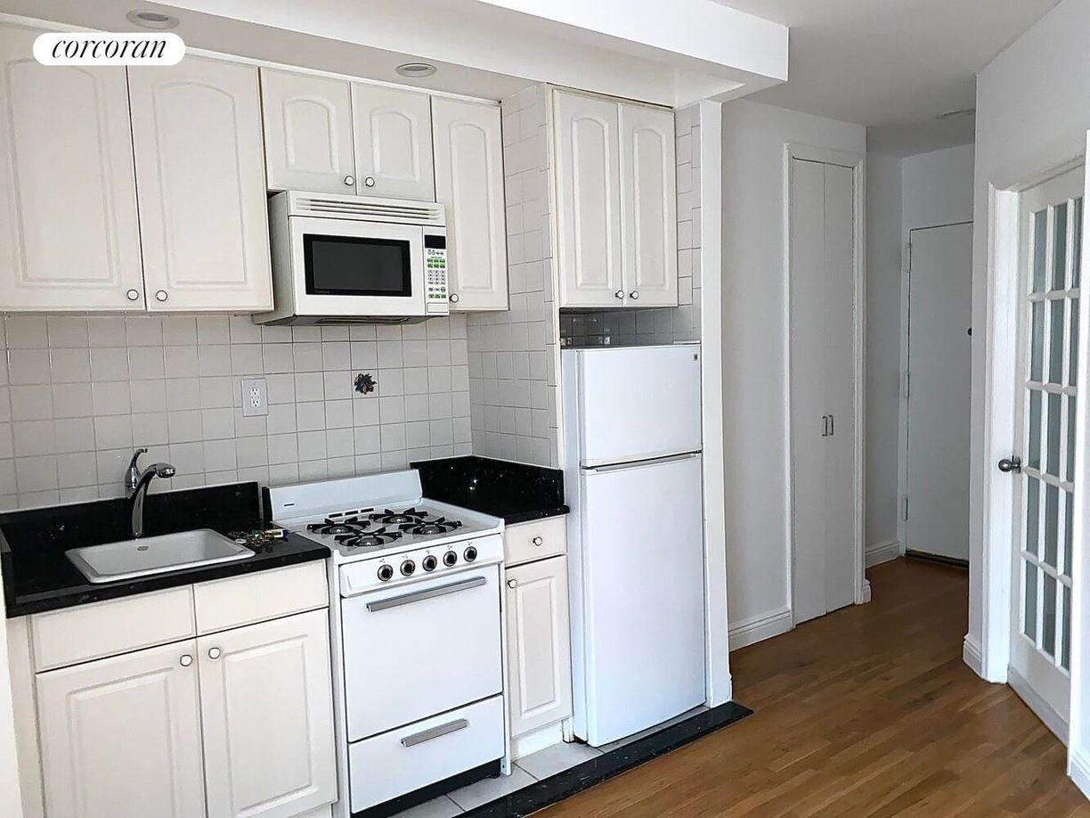 Building Photo - 326 W 47th St