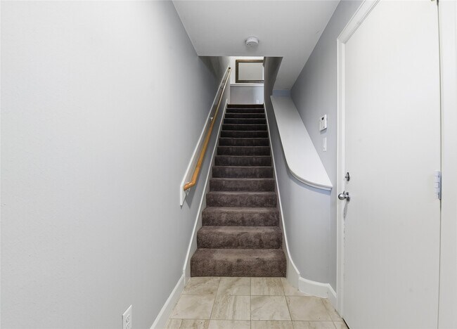 Building Photo - 5941 S Loop E