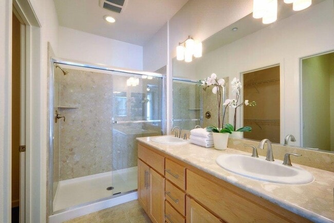 Building Photo - SAN JOSE - Well Maintained Tri-Level 2/2.5 Townhouse