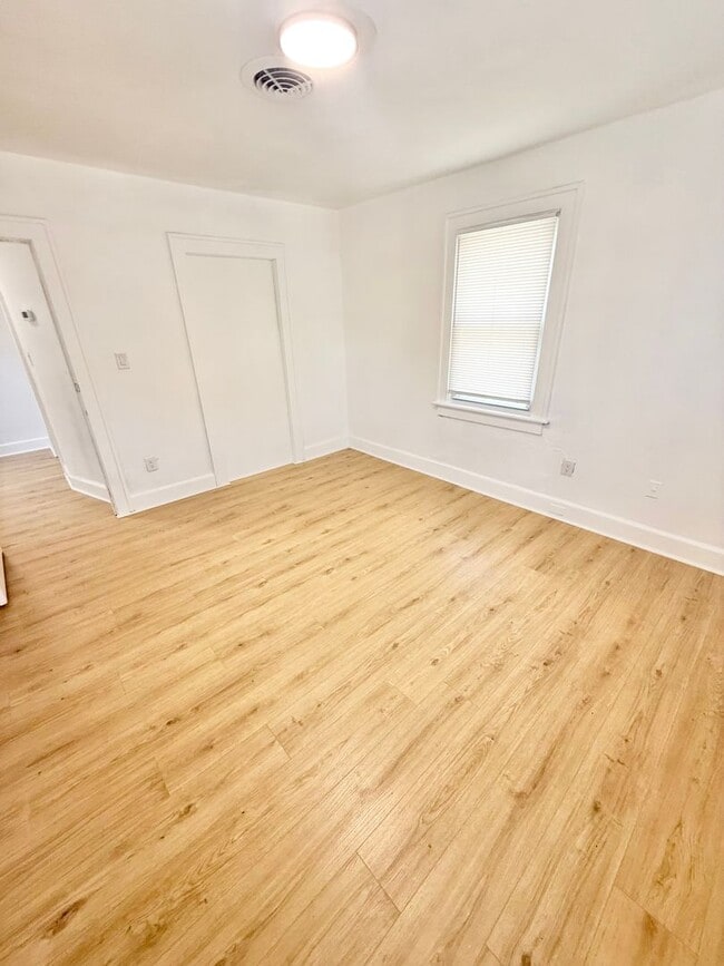 Building Photo - ***RENT READY~4 Bed RENOVATED 2 story house/w/ downstairs bedroom/Granite countertops