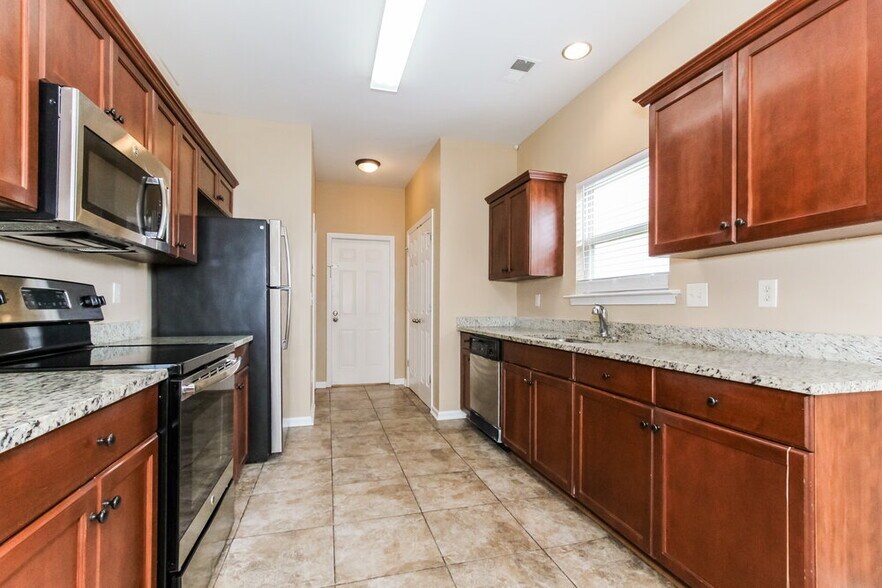Building Photo - 2122 Timberline Dr