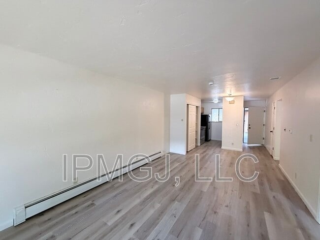 Building Photo - 3150 Lakeside Dr