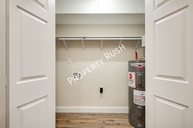 Building Photo - 2323 Green Forest Dr