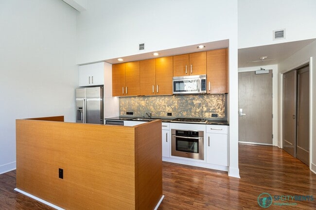 Building Photo - Financial District: 1 bed + Den/Office w/ ...