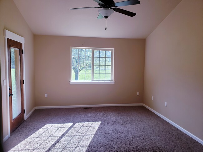 master bedroom - 28450 Pleasant Valley Rd