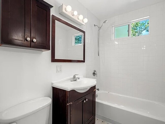 Building Photo - 1044 Manzanita St