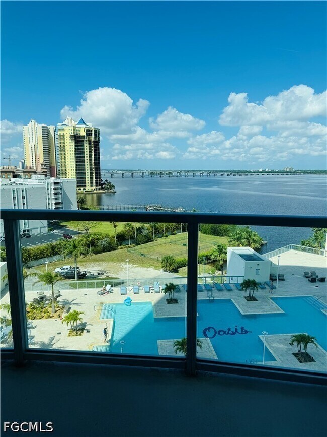 Building Photo - 3000 Oasis Grand Blvd