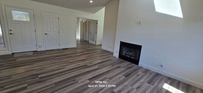 Building Photo - large custom home with peek a boo ocean views