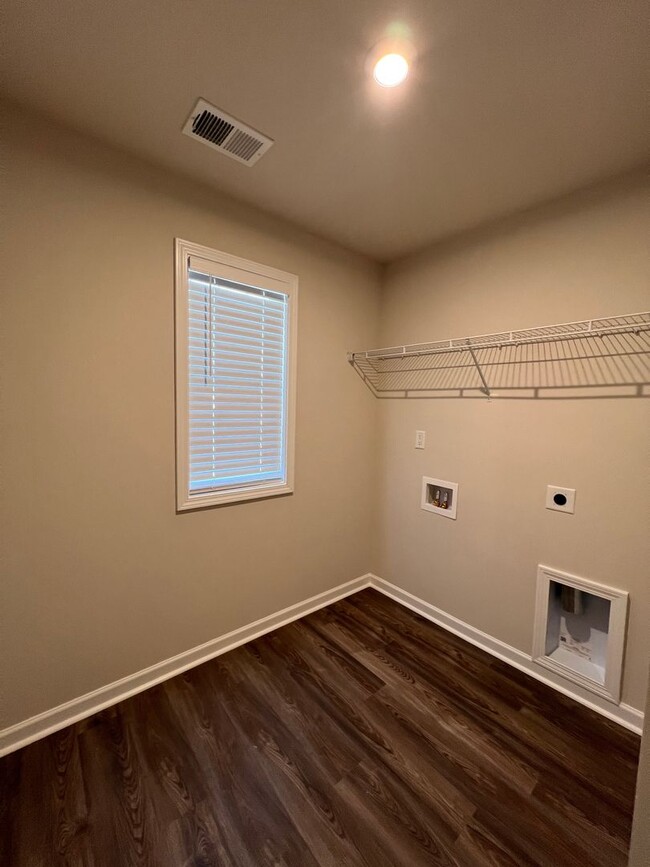 Building Photo - 828 Justify Lp