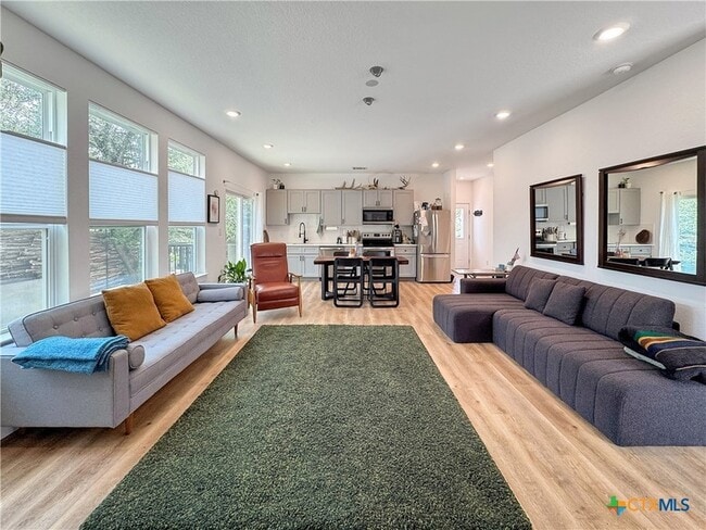 Building Photo - 1200 Willow Dr