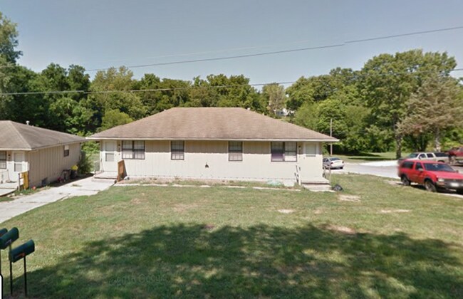 Building Photo - Fresh & Updated 1/2 Duplex