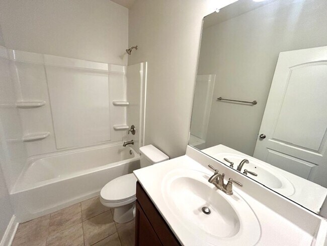 Building Photo - Spacious 4 bedroom, 3 bathroom single fami...