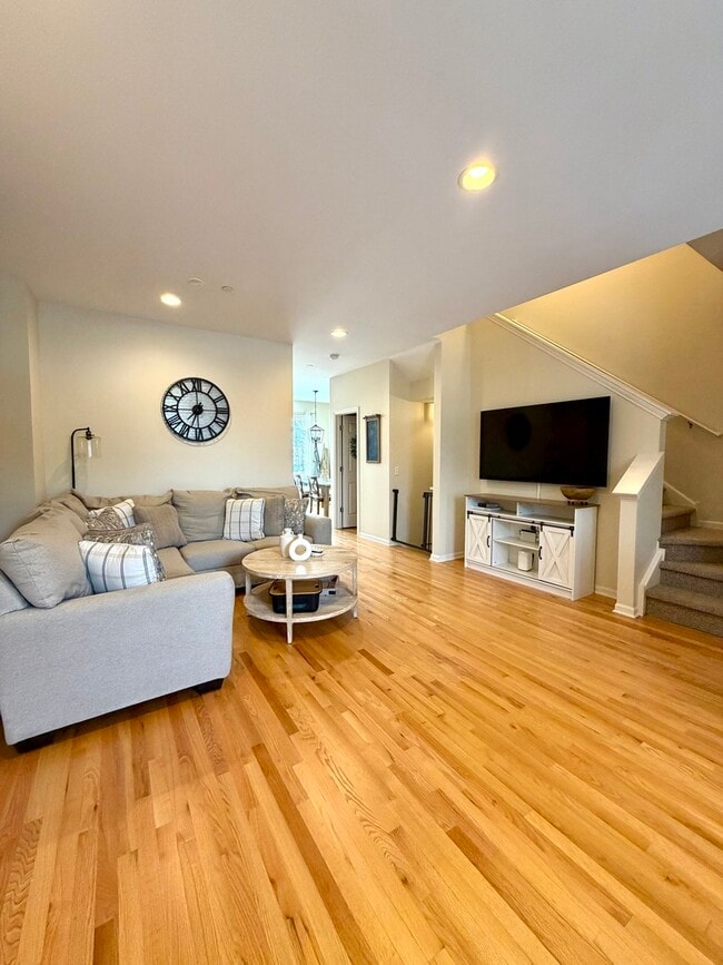 Building Photo - 362 Broadmoor Ln