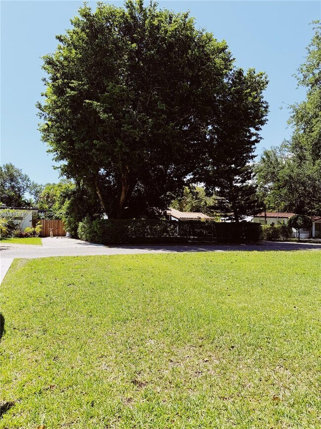 Building Photo - 1075 NE 120th St