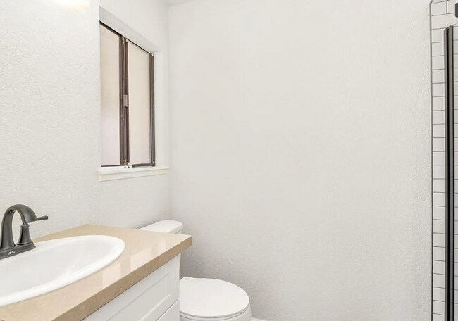 Building Photo - Beautiful 3 Bedroom 2 Bath